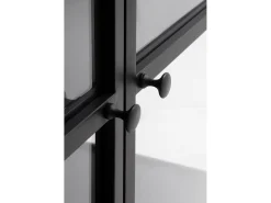 Armário expositor alto com portas e laterais de vidro estrutura metálica preta^ Vitrina