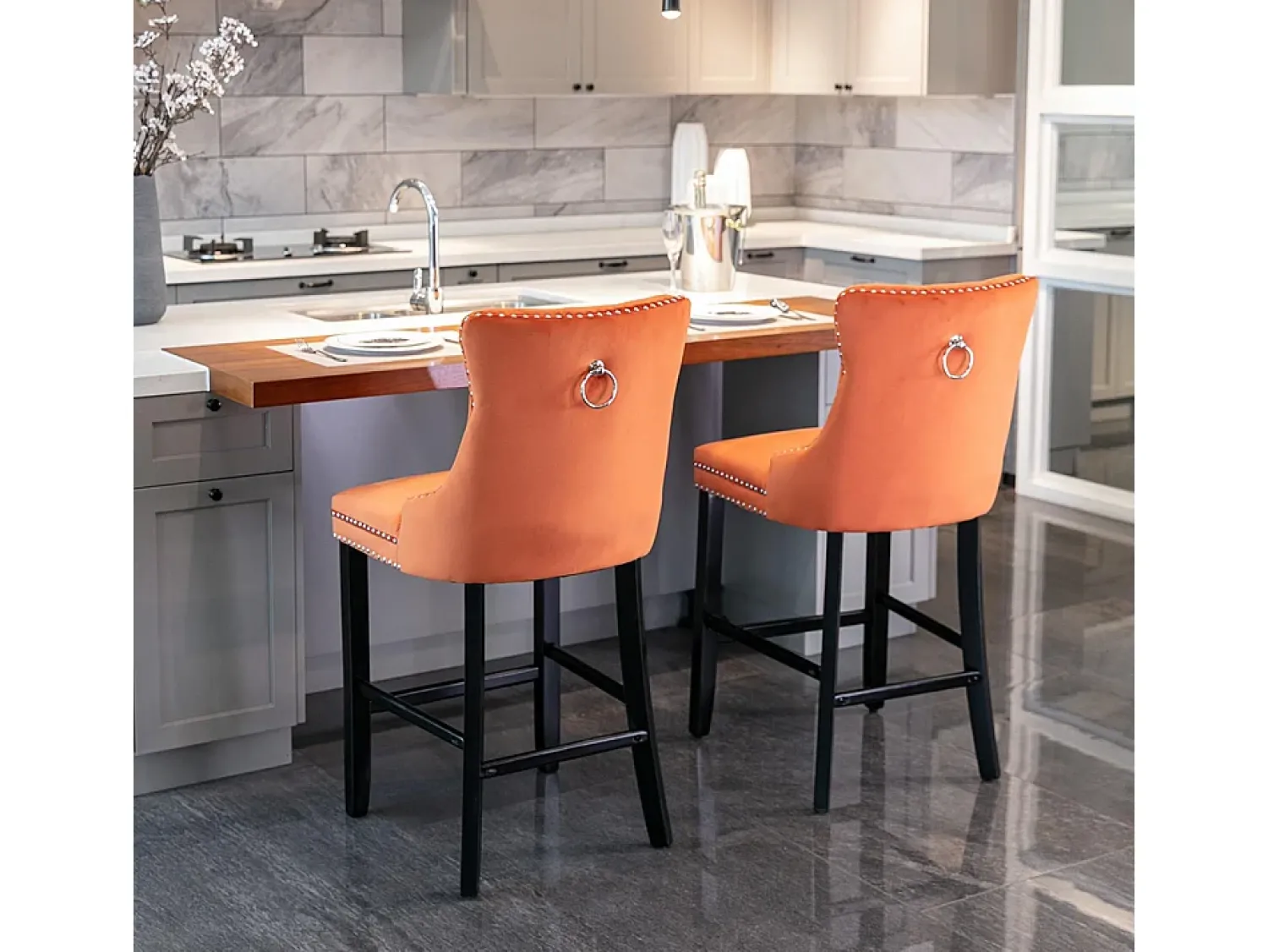 KOMHTOM Bancos de bar estofados, conjunto de 2 Com rebites decorativos e pés em madeira Acabamento cromado com rebites Revestimento em veludo, laranja^ Banco