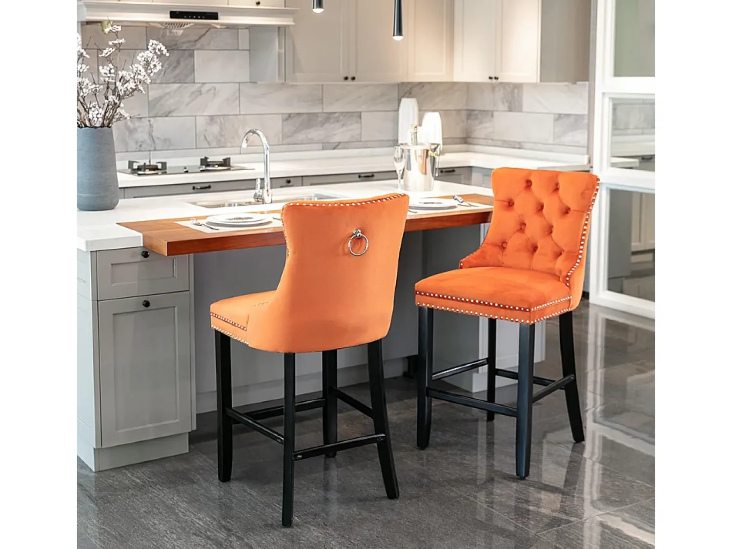 KOMHTOM Bancos de bar estofados, conjunto de 2 Com rebites decorativos e pés em madeira Acabamento cromado com rebites Revestimento em veludo, laranja^ Banco