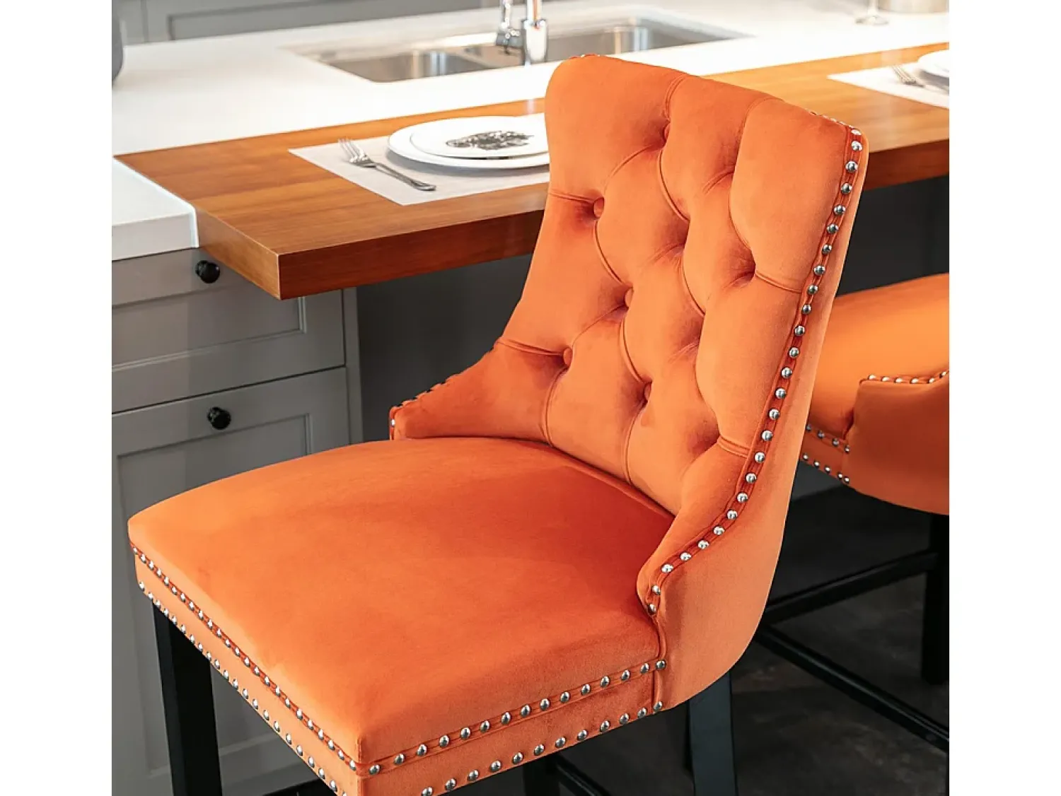 KOMHTOM Bancos de bar estofados, conjunto de 2 Com rebites decorativos e pés em madeira Acabamento cromado com rebites Revestimento em veludo, laranja^ Banco