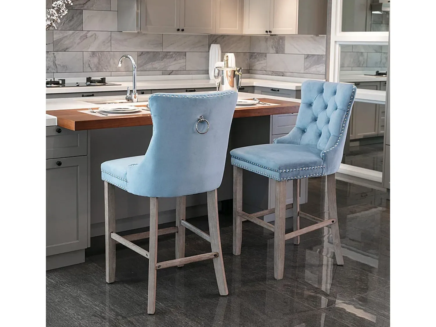 Hot KOMHTOM Bancos de bar estofados, conjunto de 2 Com rebites decorativos e pés em madeira Acabamento cromado com rebites Revestimento em veludo, Azul claro