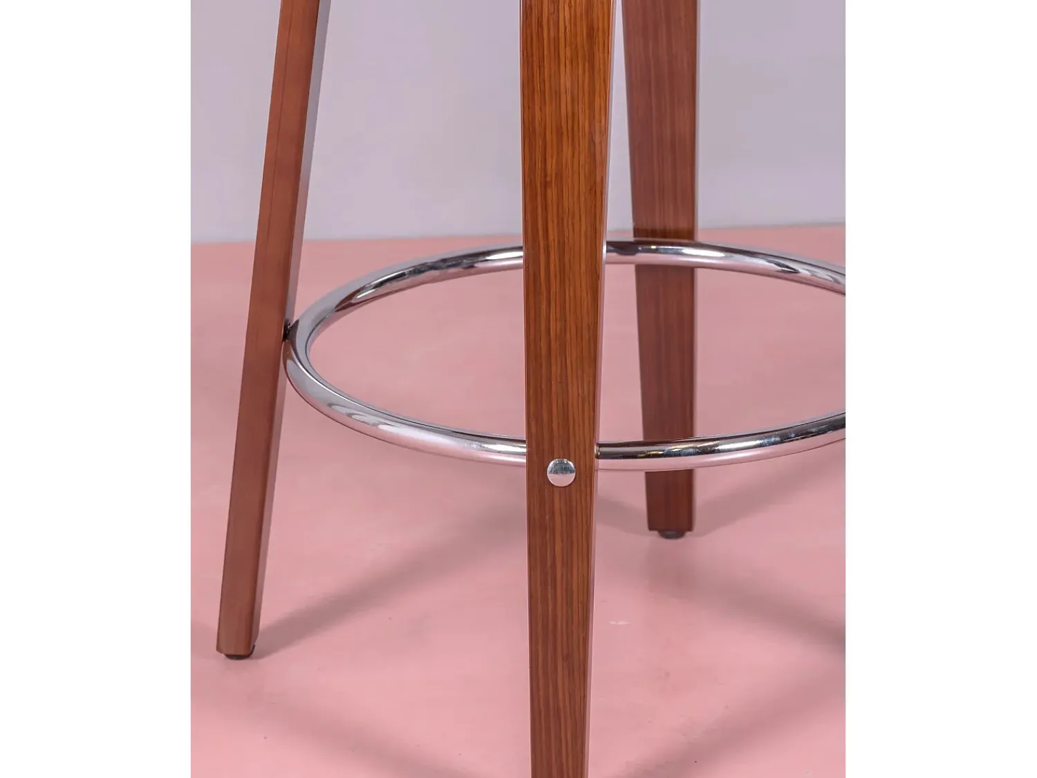 Banco*Nest Dream Banqueta escandinava em madeira de nogueira com almofada em couro sintético (66 cm) - Burrow - Preto