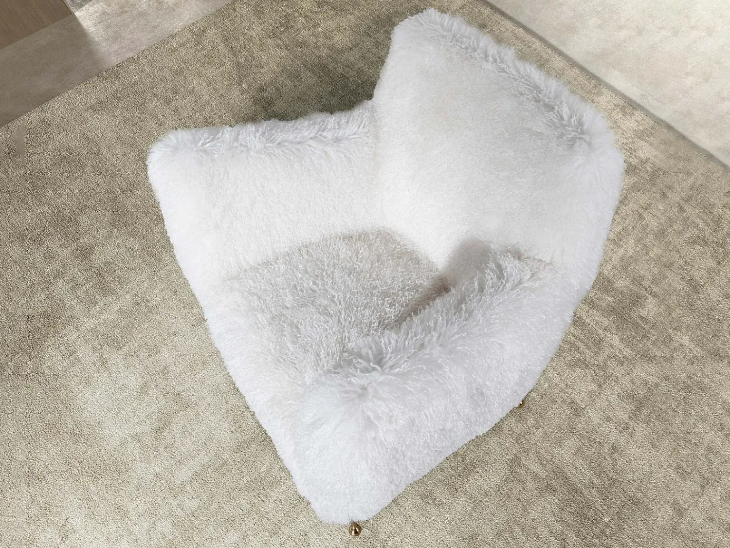 Poltrona|Angel Cerda Cadeirão branco em tecido de pelo comprido 5191 Bege