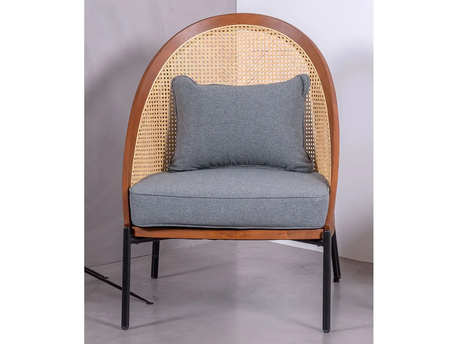Poltrona|Nest Dream Cadeirão retro vintage em madeira de nogueira e rotim natural - Robín - Noz Natural escuro