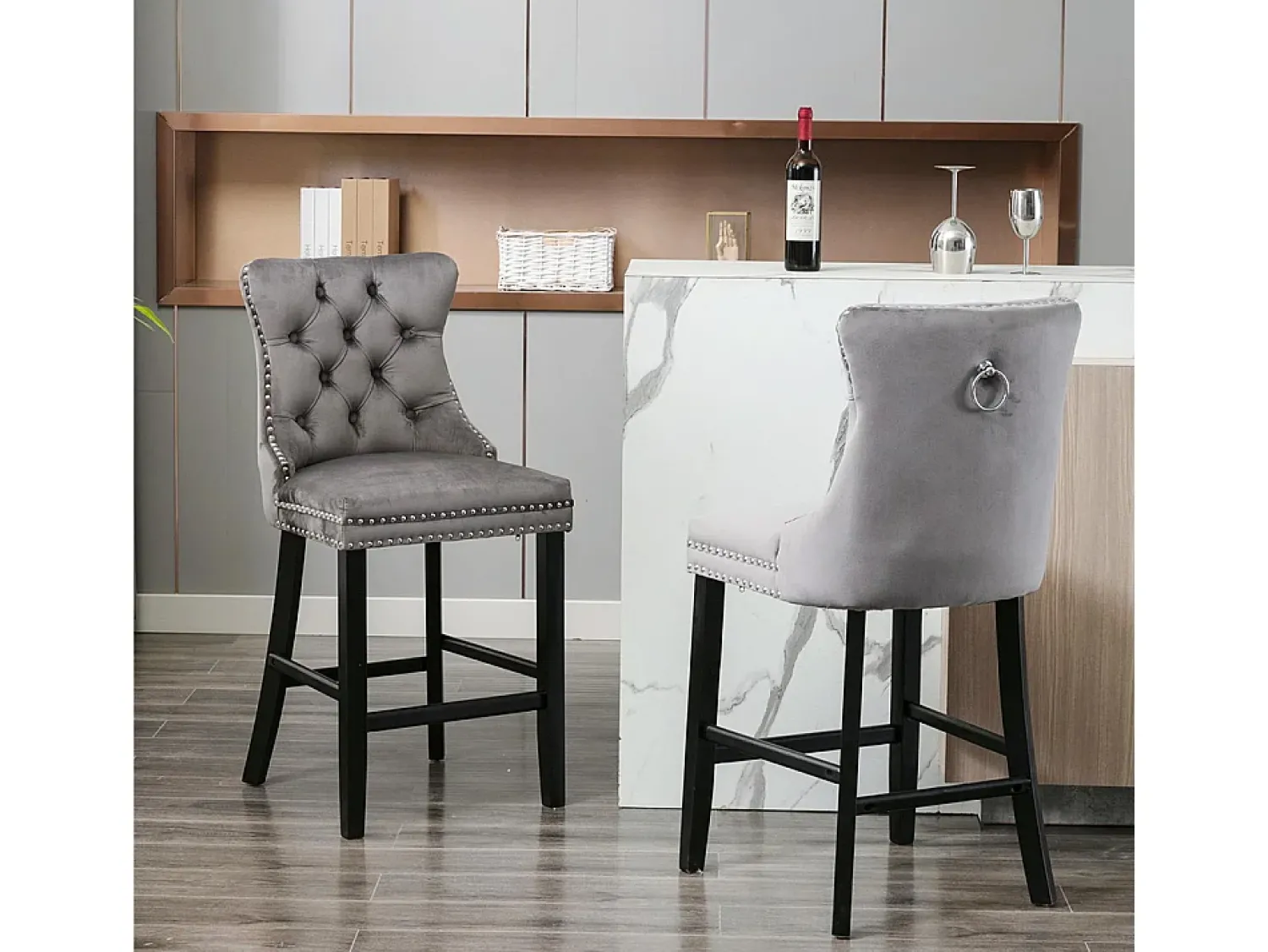 Banco*KOMHTOM Conjunto de bancos de bar com detalhes rebitados e pés em madeira, acabamento com tachas cromadas, veludo, Cinzento