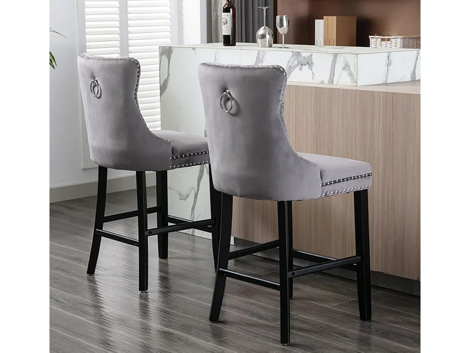 Banco*KOMHTOM Conjunto de bancos de bar com detalhes rebitados e pés em madeira, acabamento com tachas cromadas, veludo, Cinzento