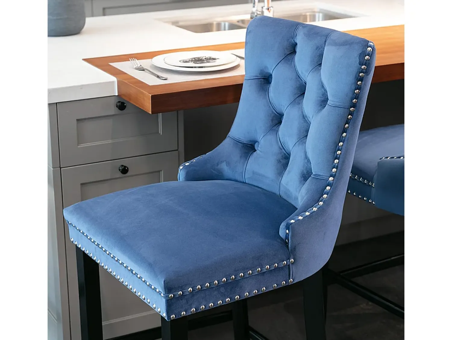 Best KOMHTOM Conjunto de bancos de bar com rebites decorativos e pés em madeira, acabamento cromado com tachas, revestimento em veludo, Azul