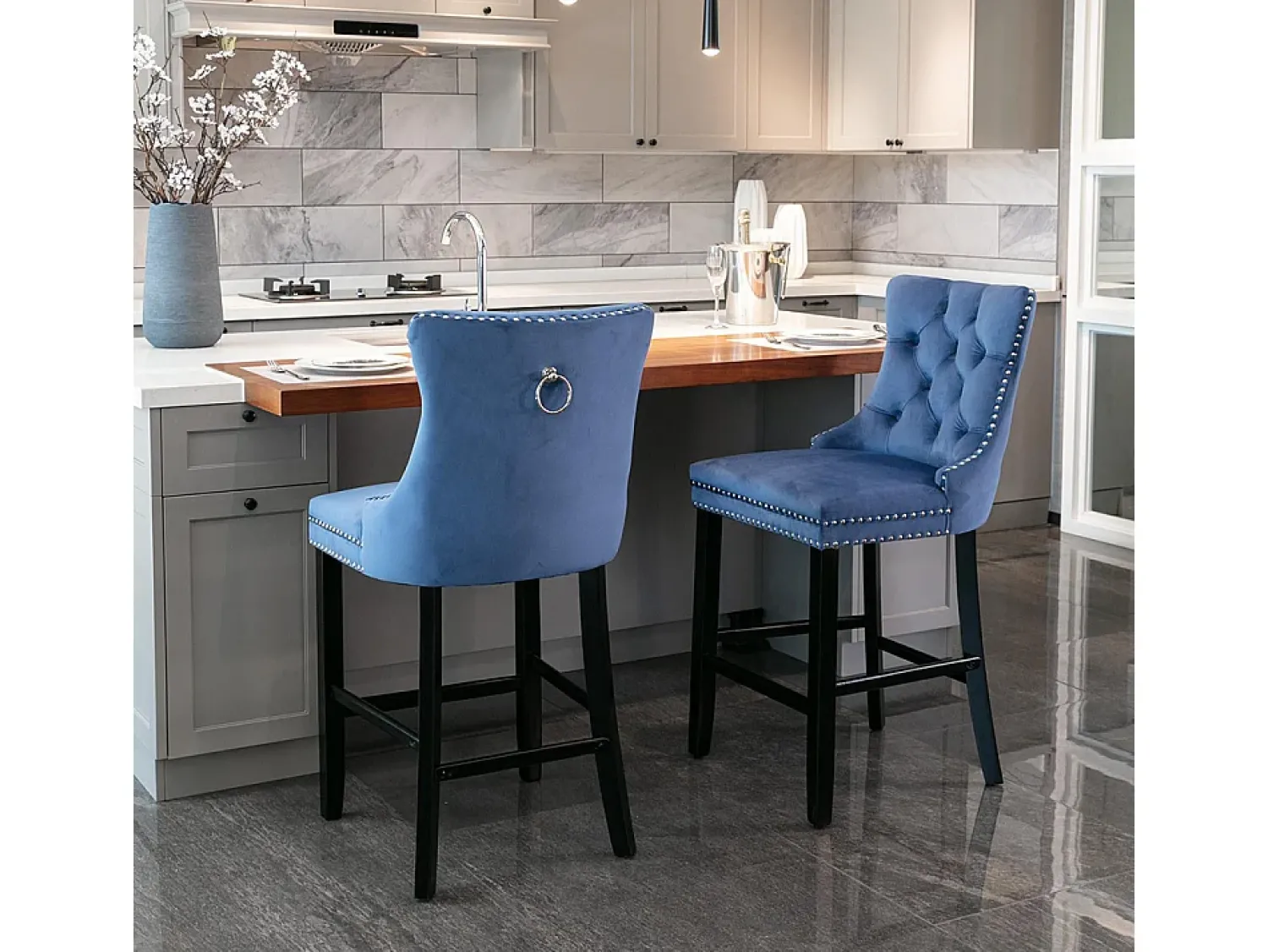 Best KOMHTOM Conjunto de bancos de bar com rebites decorativos e pés em madeira, acabamento cromado com tachas, revestimento em veludo, Azul