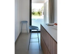 Outlet Lote de 2 bancos de polipropileno claro com pernas de metal Azul