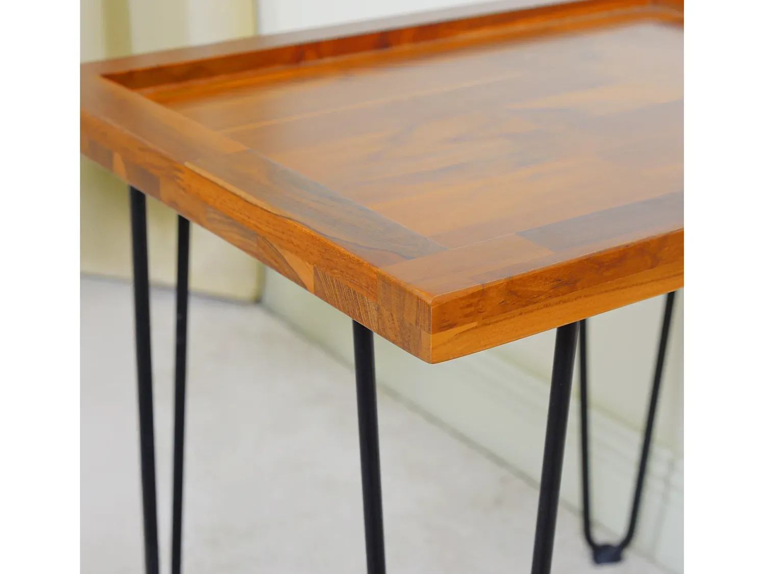 Hauss Spole Mesa de centro em madeira texturada, pernas pretas 55,5x45x53cm^ Mesa De Centro