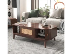 Mesa De Centro| Mesa de centro em rattan com gavetas e portas de correr, pés em madeira maciça, estilo rústico natural. Natural escuro
