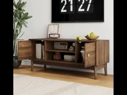 Hot Móvel de TV baixo, 110 x 40 x 48 cm, com portas listradas gravadas e compartimentos de arrumação, em nogueira. Natural escuro