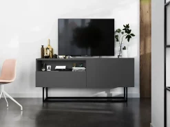 Móvel De Tv* Móvel de TV com 1 porta, nicho e gaveta – corpo Grafite fosco, frentes Grafite fosco – 120 cm, estrutura em metal preto Cinzento