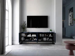 Móvel De Tv* Móvel de TV com 4 portas – Corpo marinho mate, frentes caneladas marinho mate – 150 cm, estrutura em metal preto Azul