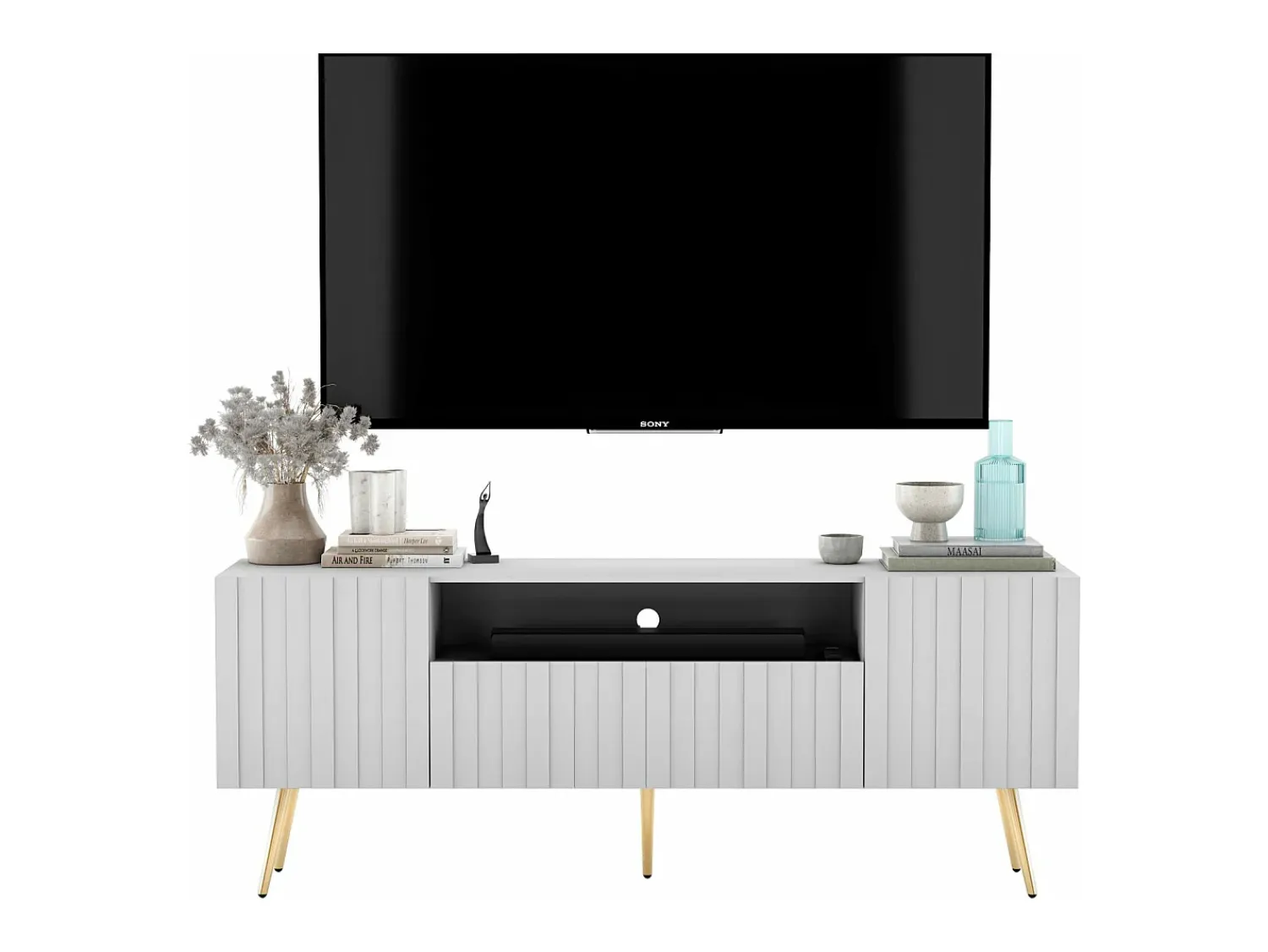 Móvel De Tv* Móvel de TV com 3 portas e nicho – Estrutura mate, frentes ranhuradas mate – 150 cm, pés dourados Branco