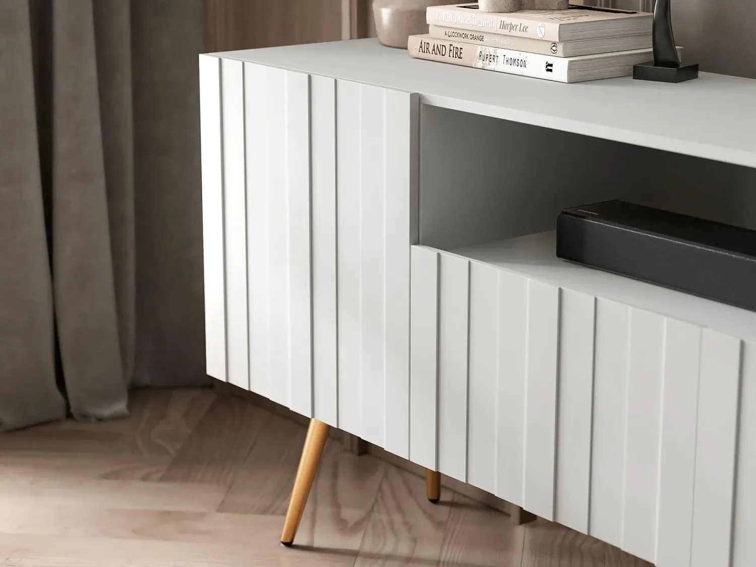 Móvel De Tv* Móvel de TV com 3 portas e nicho – Estrutura mate, frentes ranhuradas mate – 150 cm, pés dourados Branco
