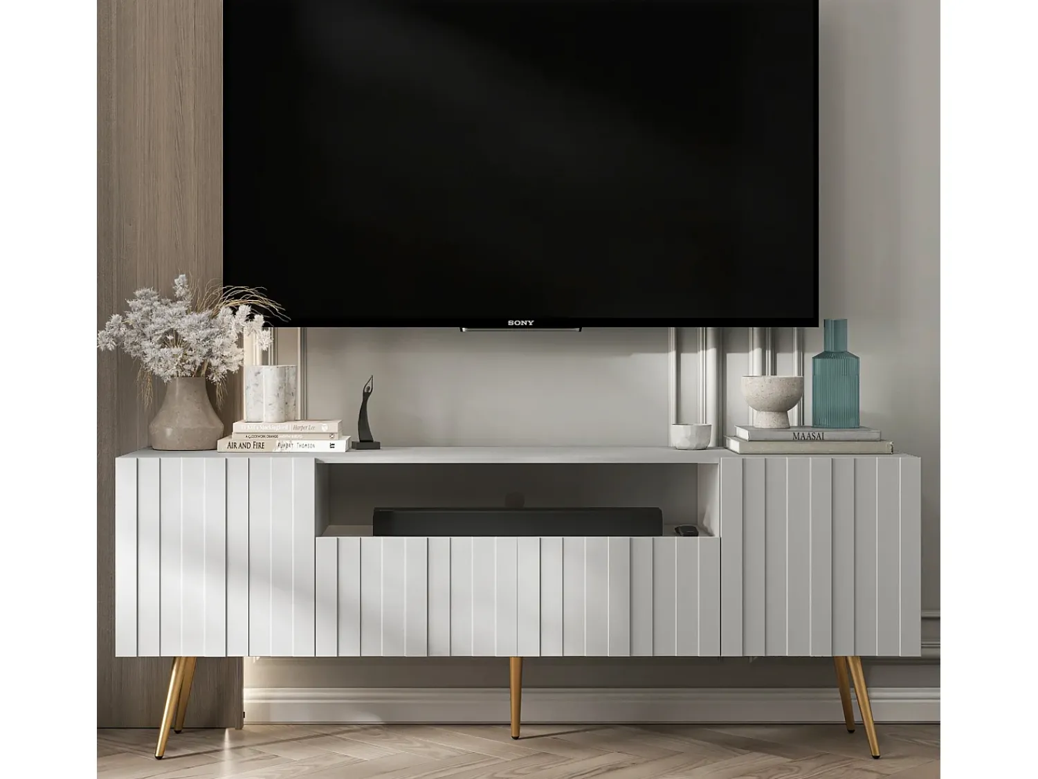 Móvel De Tv* Móvel de TV com 3 portas e nicho – Estrutura mate, frentes ranhuradas mate – 150 cm, pés dourados Branco
