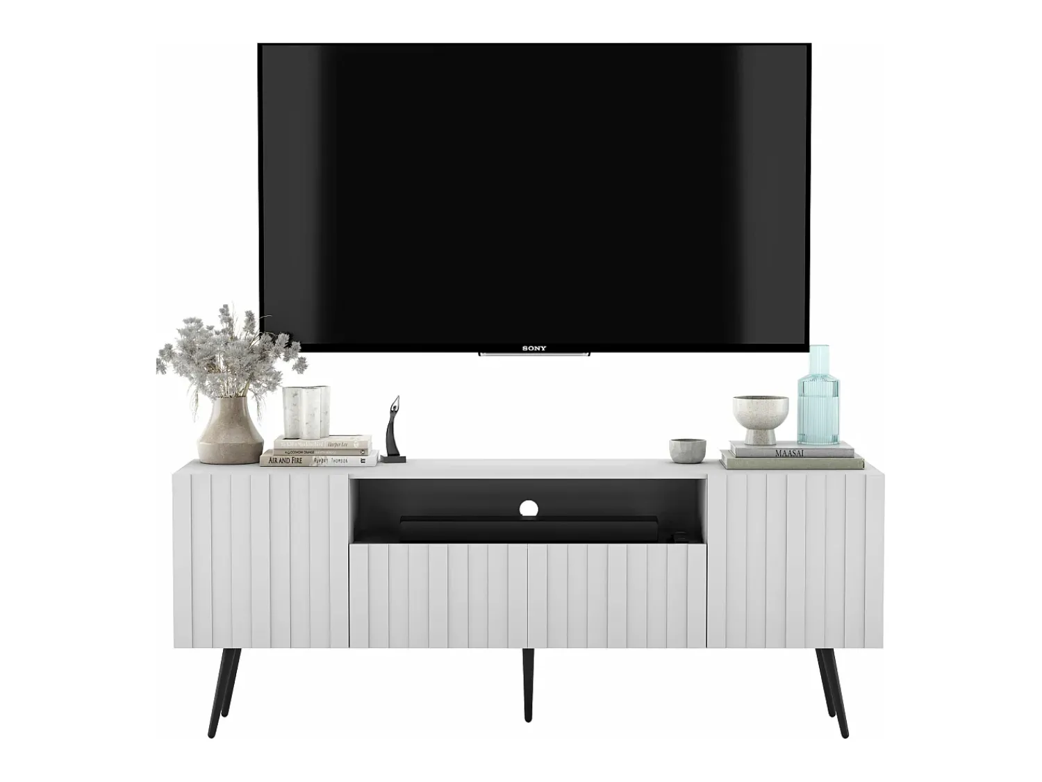 Móvel De Tv* Móvel de TV com 3 portas e nicho – Estrutura mate, frentes ranhuradas mate – 150 cm, pés dourados Branco