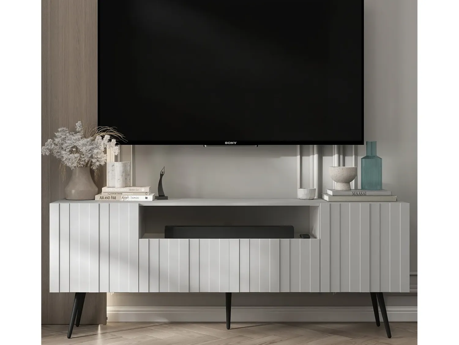 Móvel De Tv* Móvel de TV com 3 portas e nicho – Estrutura mate, frentes ranhuradas mate – 150 cm, pés pretos Branco