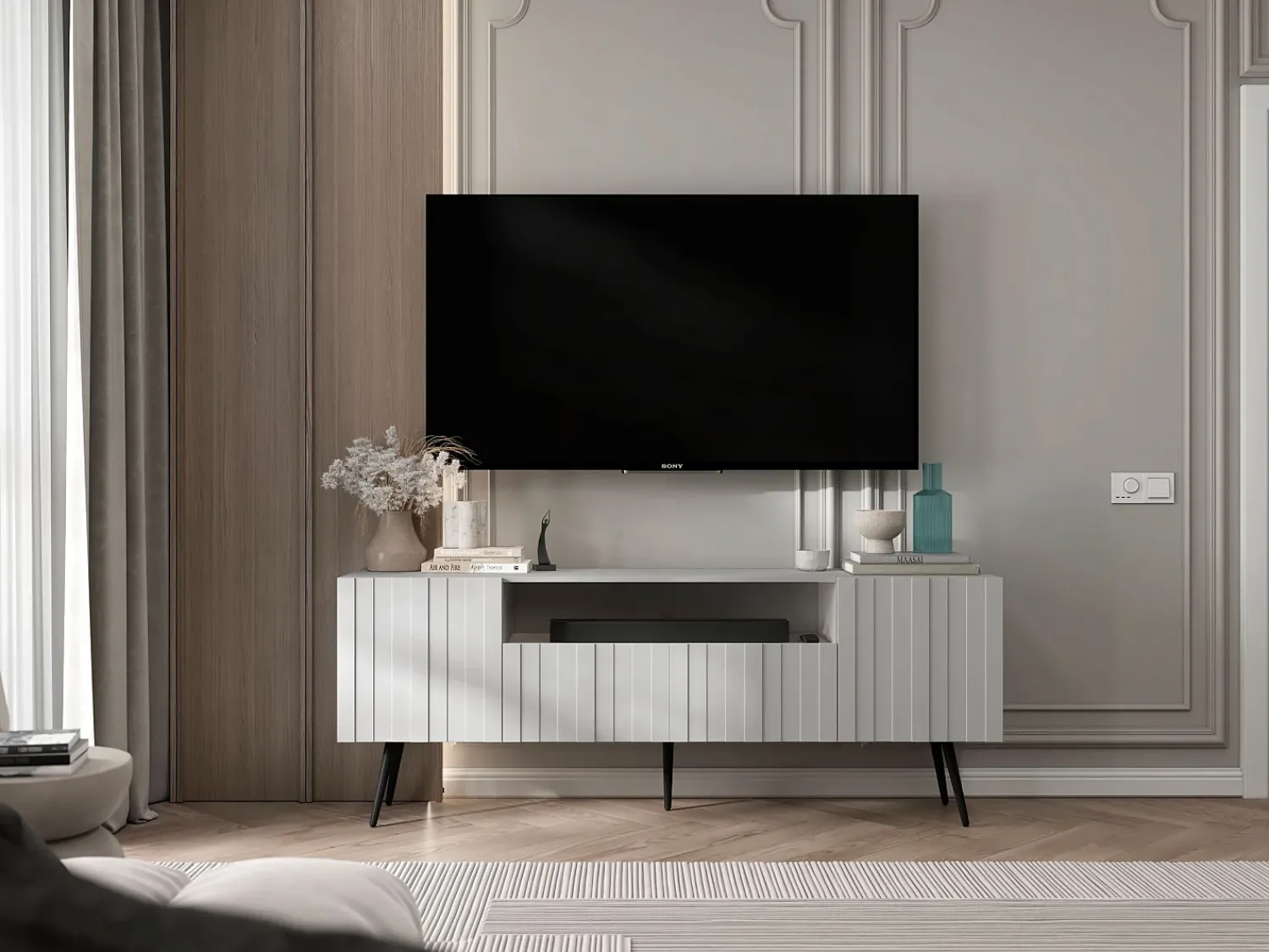 Móvel De Tv* Móvel de TV com 3 portas e nicho – Estrutura mate, frentes ranhuradas mate – 150 cm, pés pretos Branco