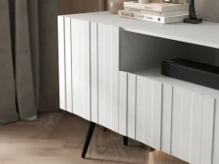 Móvel De Tv* Móvel de TV com 3 portas e nicho – Estrutura mate, frentes ranhuradas mate – 150 cm, pés pretos Branco