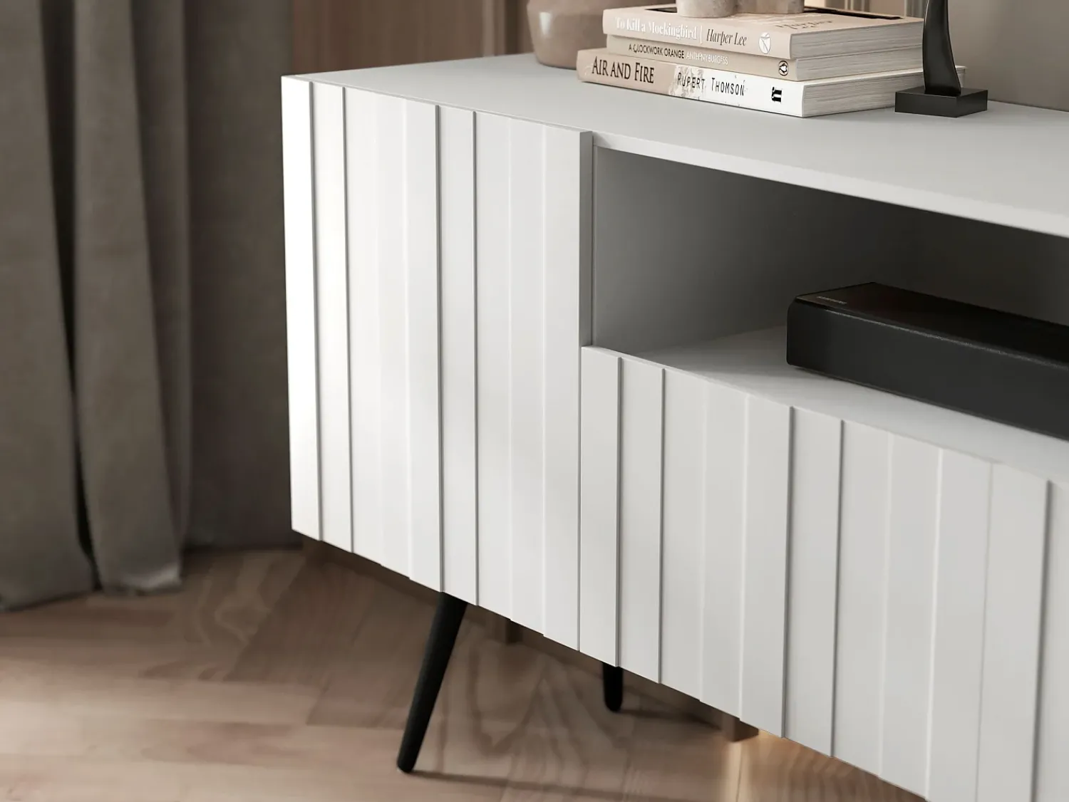 Móvel De Tv* Móvel de TV com 3 portas e nicho – Estrutura mate, frentes ranhuradas mate – 150 cm, pés pretos Branco