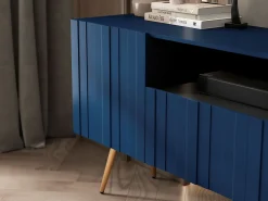 Móvel De Tv| Móvel de TV com 3 portas e nicho – Estrutura -marinho mate, frentes ranhuradas -marinho mate – 150 cm, pés dourados Azul