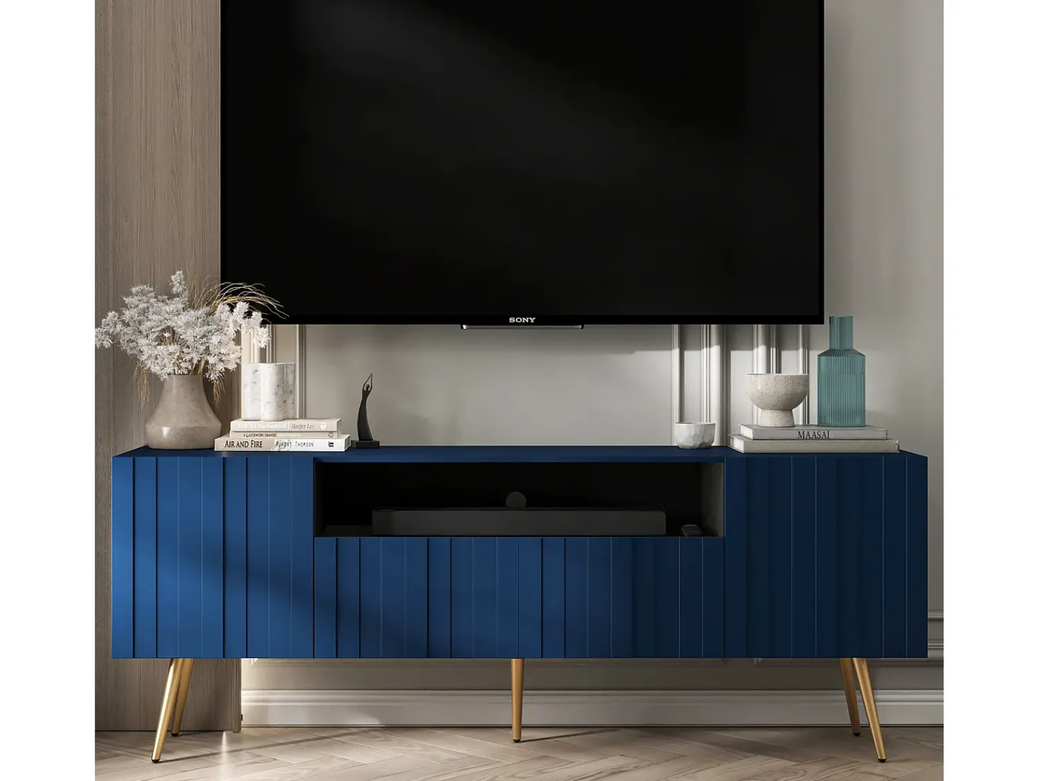 Móvel De Tv| Móvel de TV com 3 portas e nicho – Estrutura -marinho mate, frentes ranhuradas -marinho mate – 150 cm, pés dourados Azul