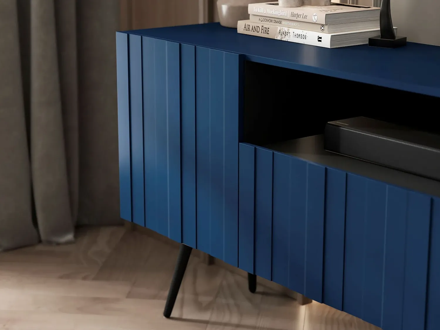 Móvel De Tv* Móvel de TV com 3 portas e nicho – Estrutura -marinho mate, frentes caneladas -marinho mate – 150 cm, pés pretos Azul