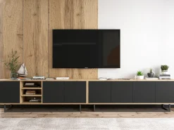 Móvel De Tv* Móvel de TV com 7 portas e 1 nicho – corpo carvalho wotan, frentes mate – 300 cm, estrutura metálica Preto