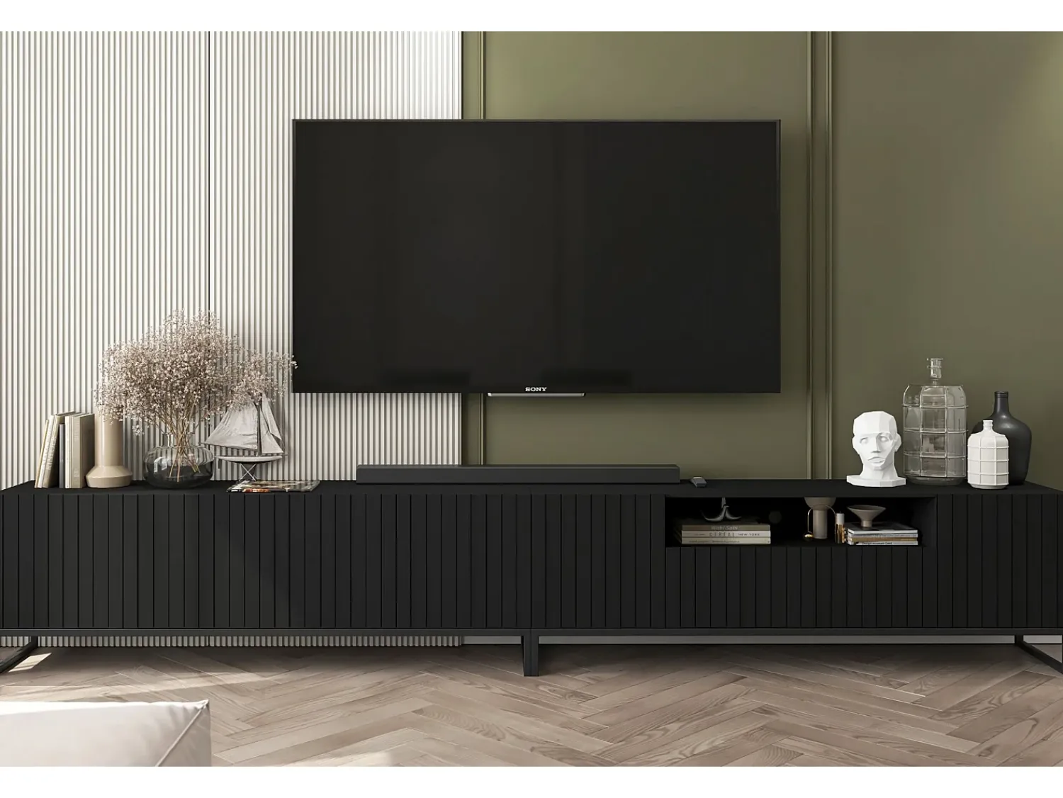 Móvel De Tv| Móvel de TV com 7 portas e nicho – Corpo mate, frentes caneladas mate – 300 cm, estrutura em metal Preto