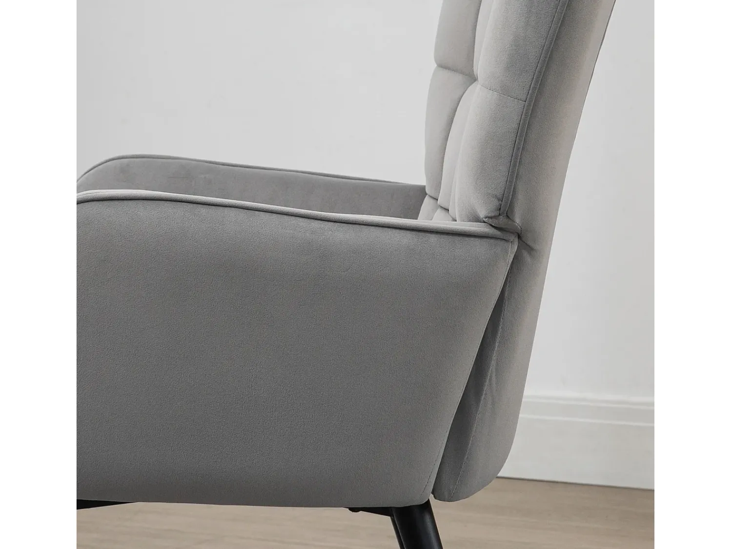 Poltrona|Hauss Spole Poltrona com banqueta em veludo cinza claro, pés de metal preto Cinzento claro