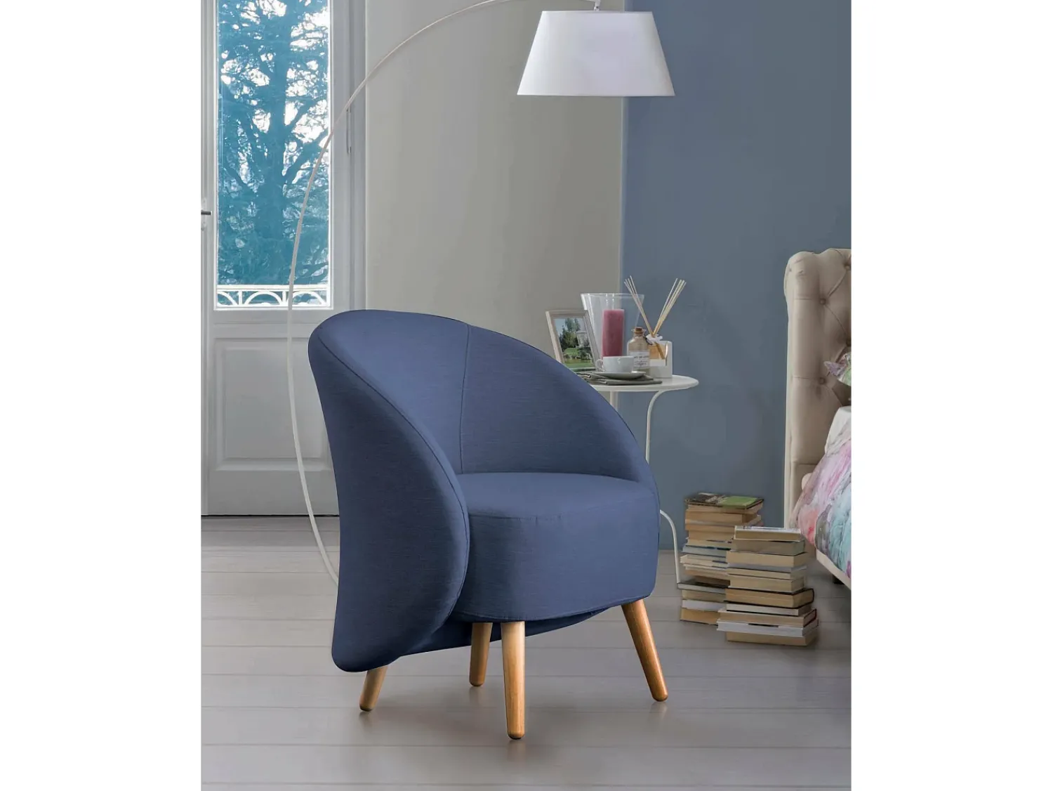 Poltrona*Talamo Italia Poltrona Dabdal, Poltrona lounge design, 100% Made in Italy, Poltrona relaxante em tecido acolchoado, 70x60h80 cm, Azul