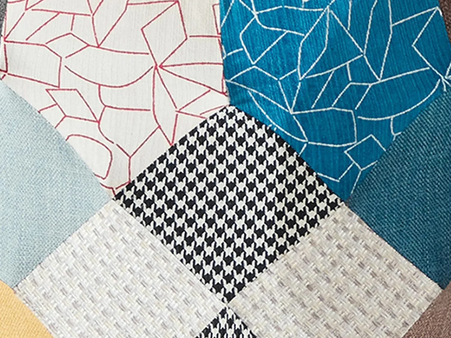 Poltrona*Vente-unique Poltrona Elmina em tecido patchwork multicolorido com pés de balanço. Multicor