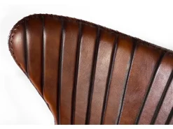 Poltrona*Giner y colomer Poltrona revestida em couro natural marrom com pedras metálicas Cor de laranja