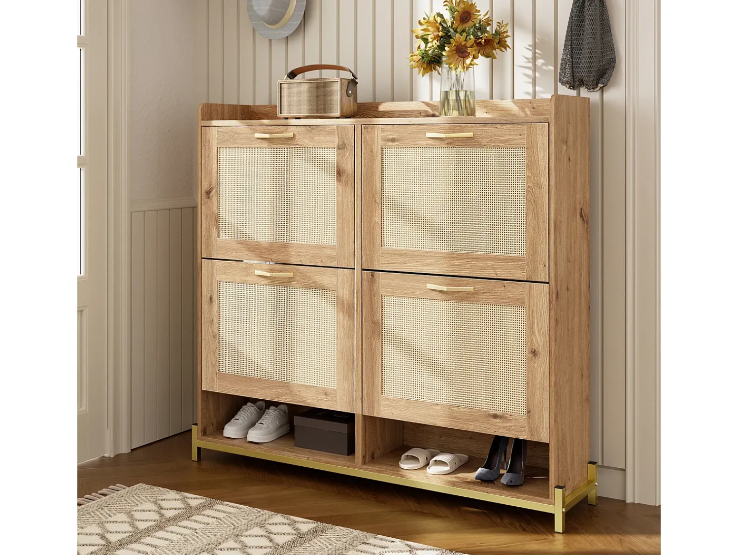 Móvel De Arrumação|Sapateira|Hauss Spole Sapateira em madeira com quatro gavetas suspensas, portas em verga, dimensões: 108,5 x 24 x 100 cm Natural claro