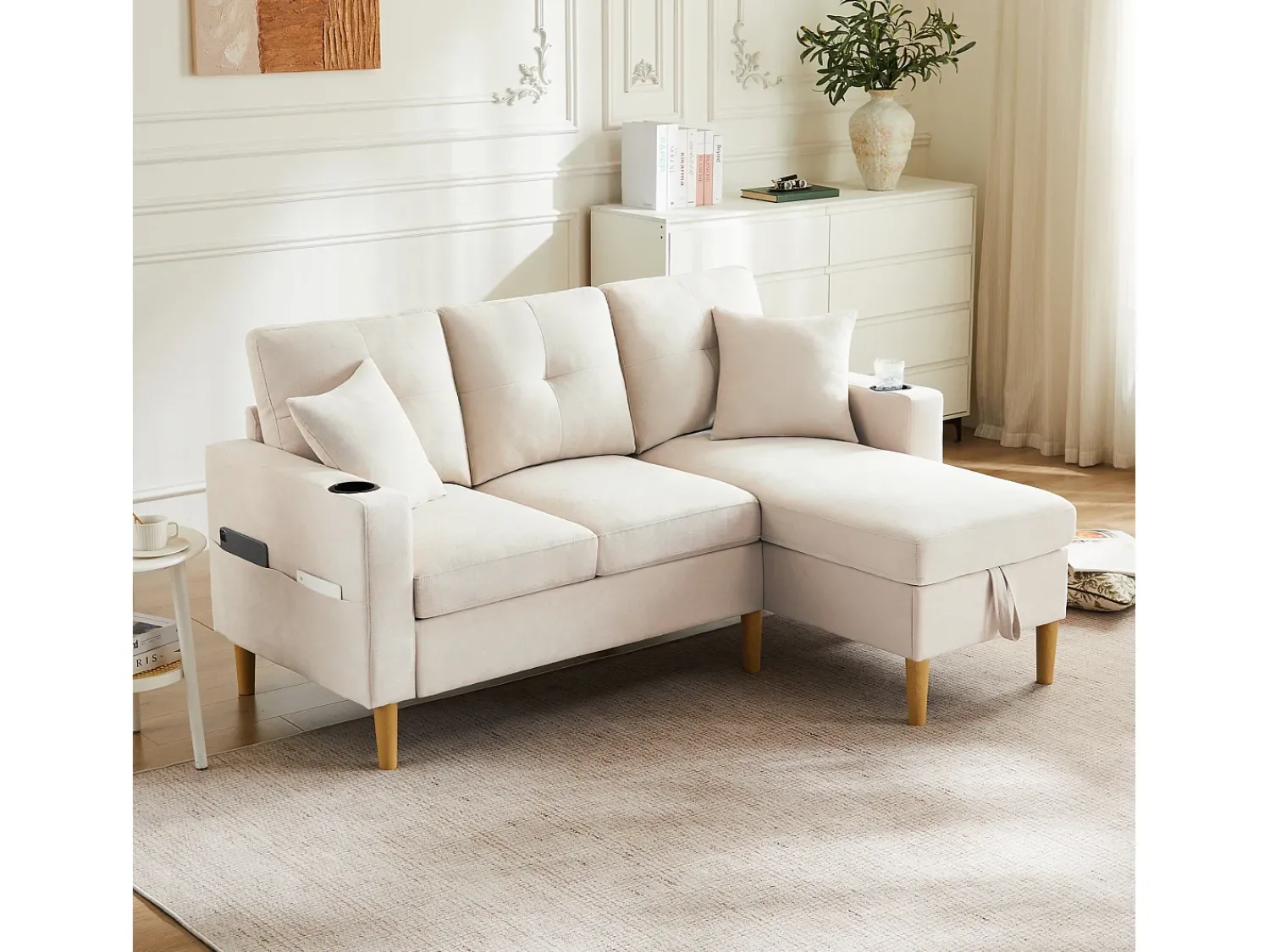 Sofá| Sofá em L com chaise longue e espaço de armazenamento. 3 lugares com porta-copos e 2 almofadas. Para sala de estar, escritório ou apartamento. Com vídeo. Bege