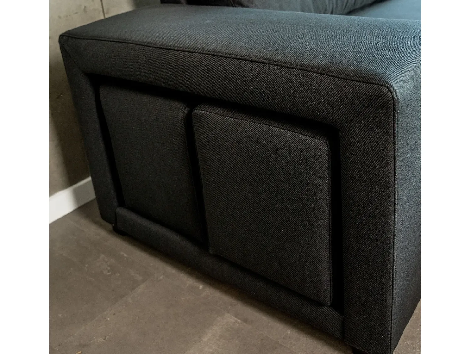 Sofá| Sofá-cama 3 lugares chaise longue reversível lado direito/esquerdoche com 2 pufes (248 x 117 x 90 cm) - AVERY Preto