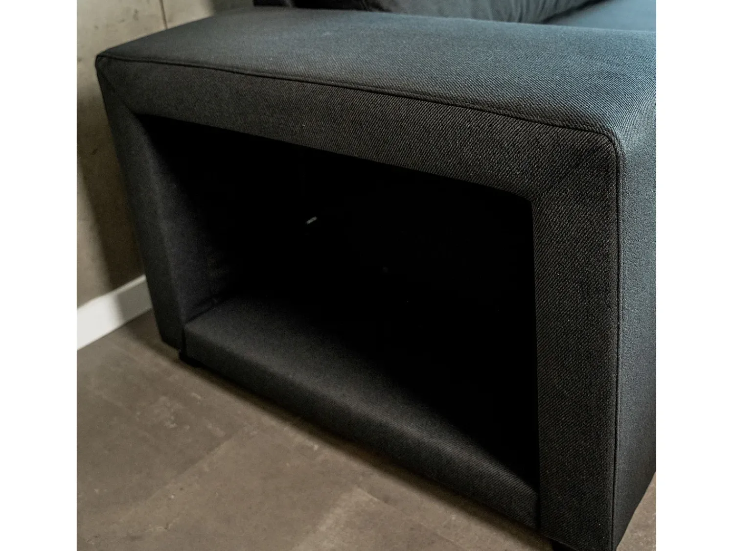 Sofá| Sofá-cama 3 lugares chaise longue reversível lado direito/esquerdoche com 2 pufes (248 x 117 x 90 cm) - AVERY Preto