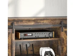 Hot Suporte para TV com prateleiras ajustáveis, portas estilo celeiro, estrutura metálica, acabamento rústico em marrom e preto. Castanho