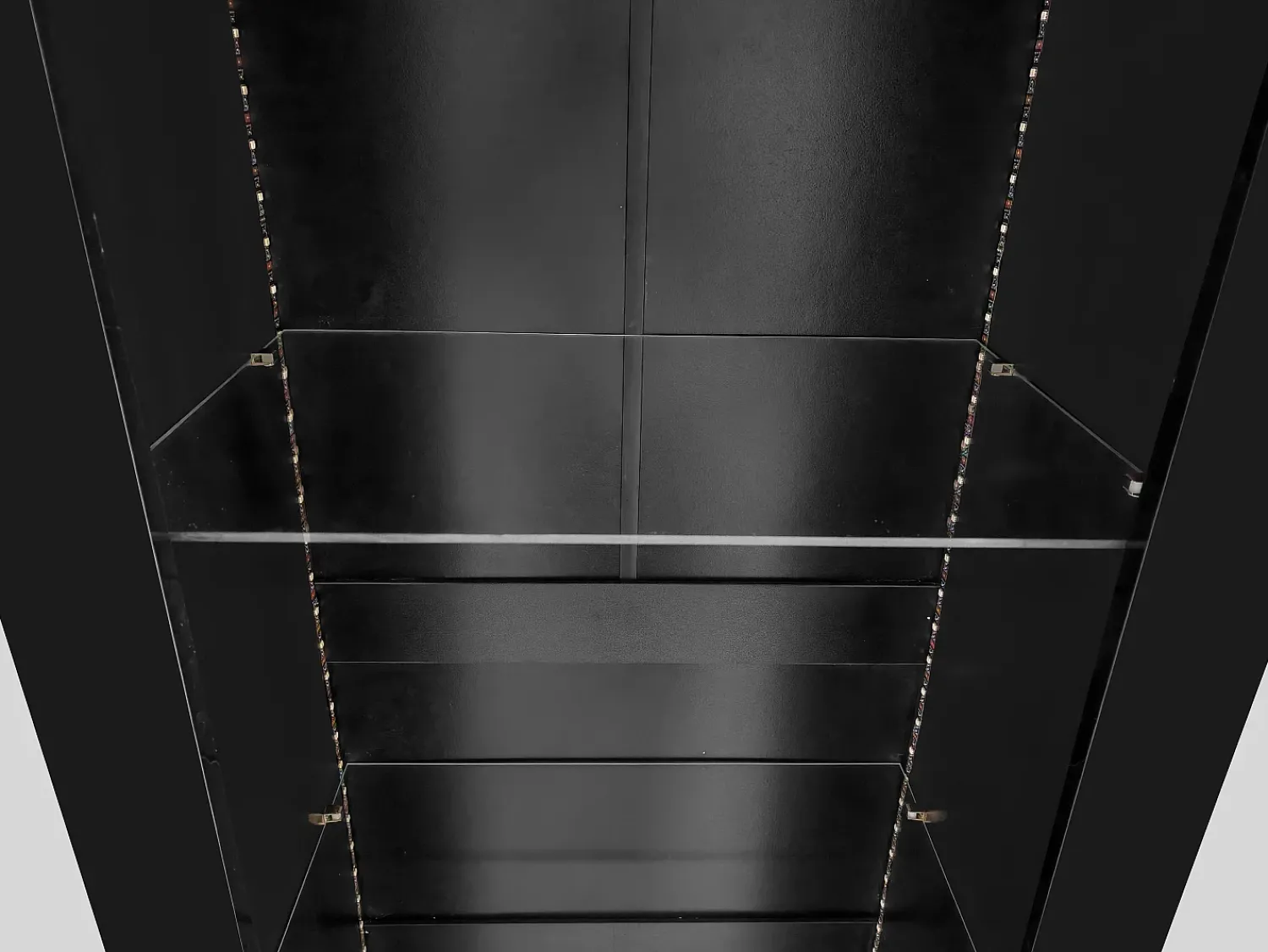 Discount Hauss Spole Vitrine alta com 3 prateleiras de vidro, corpo em MDF lacado , LED incluído - 55x38x166cm Preto
